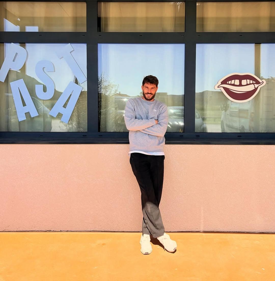 Le patron devant la façade de La Boqueria
