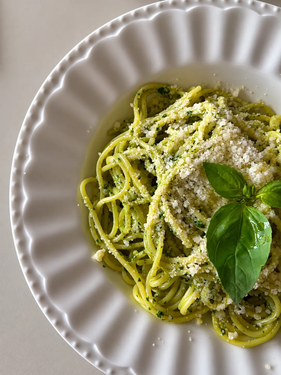 Tagliatelle al pesto, parmesan et basilic frais